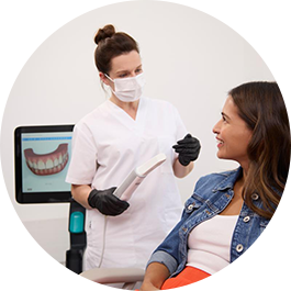Ortodoncista enseñando a su paciente el escáner de sus dientes